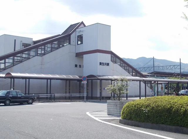 JR草津線・貴生川駅まで1900m