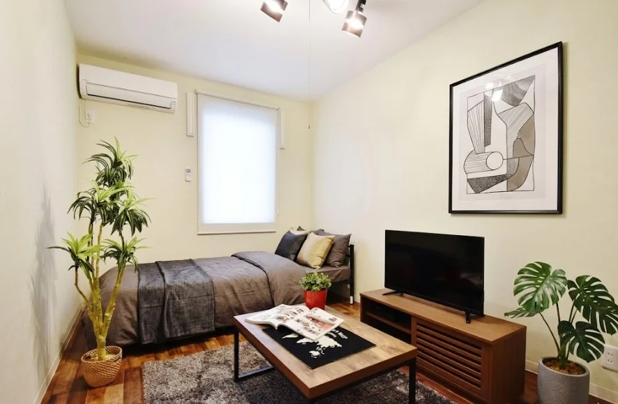 落ち着いた雰囲気のウィークリーマンションです♪お洒落なライトが特徴的なお部屋で、テレビ、空気清浄機、テーブル、ゴミ箱、掃除機やパラソルハンガー、DVDプレイヤーも完備♪岡山大学病院の入院棟すぐそばですので、ご家族の付き添いにも大変便利です!!長期、中期、短期宿泊に適した室内となっております(^^♪※植木と額とクッションなどは写真用です。