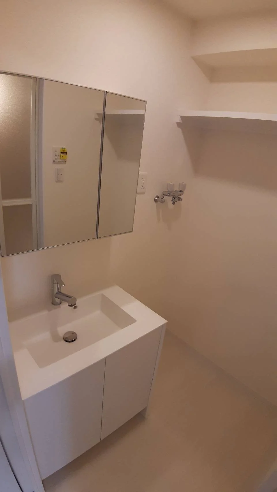 独立洗面化粧台の横に洗濯機をおきます、2025年12月に届きます！