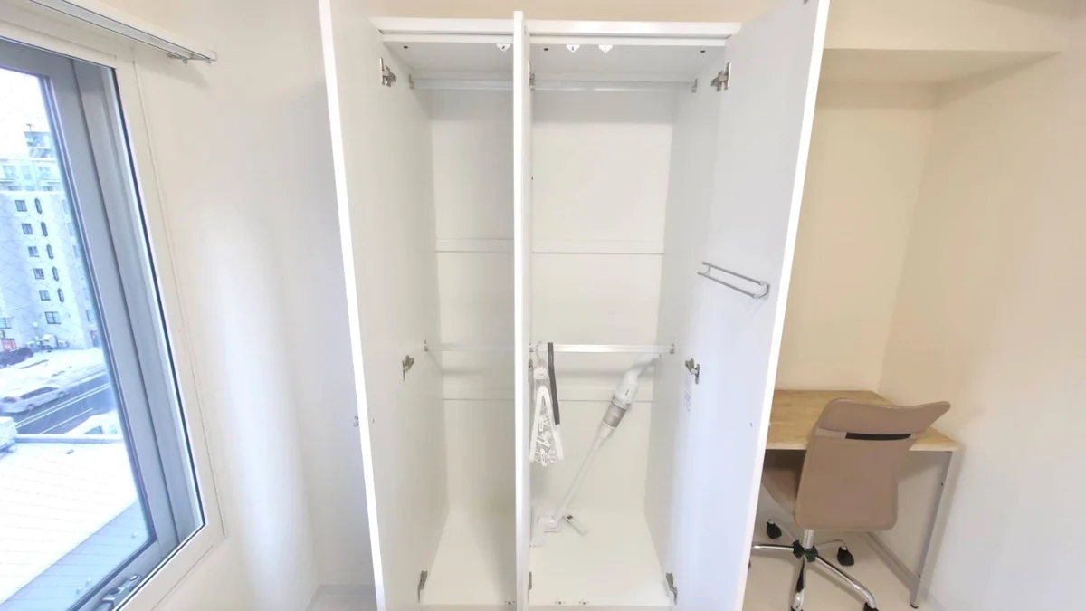 大きめのワードローブも完備。洗濯用のピンチハンガーなどもご用意しています。