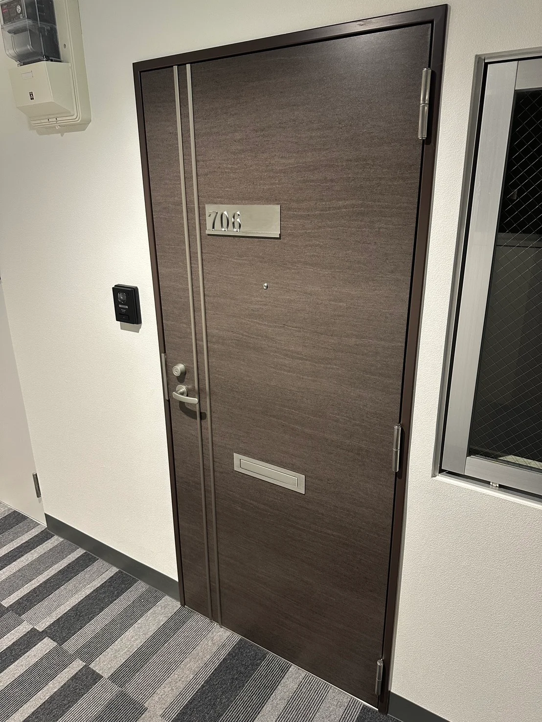 お部屋の玄関ドアはデザイン性のあるオシャレなドアを導入しました。