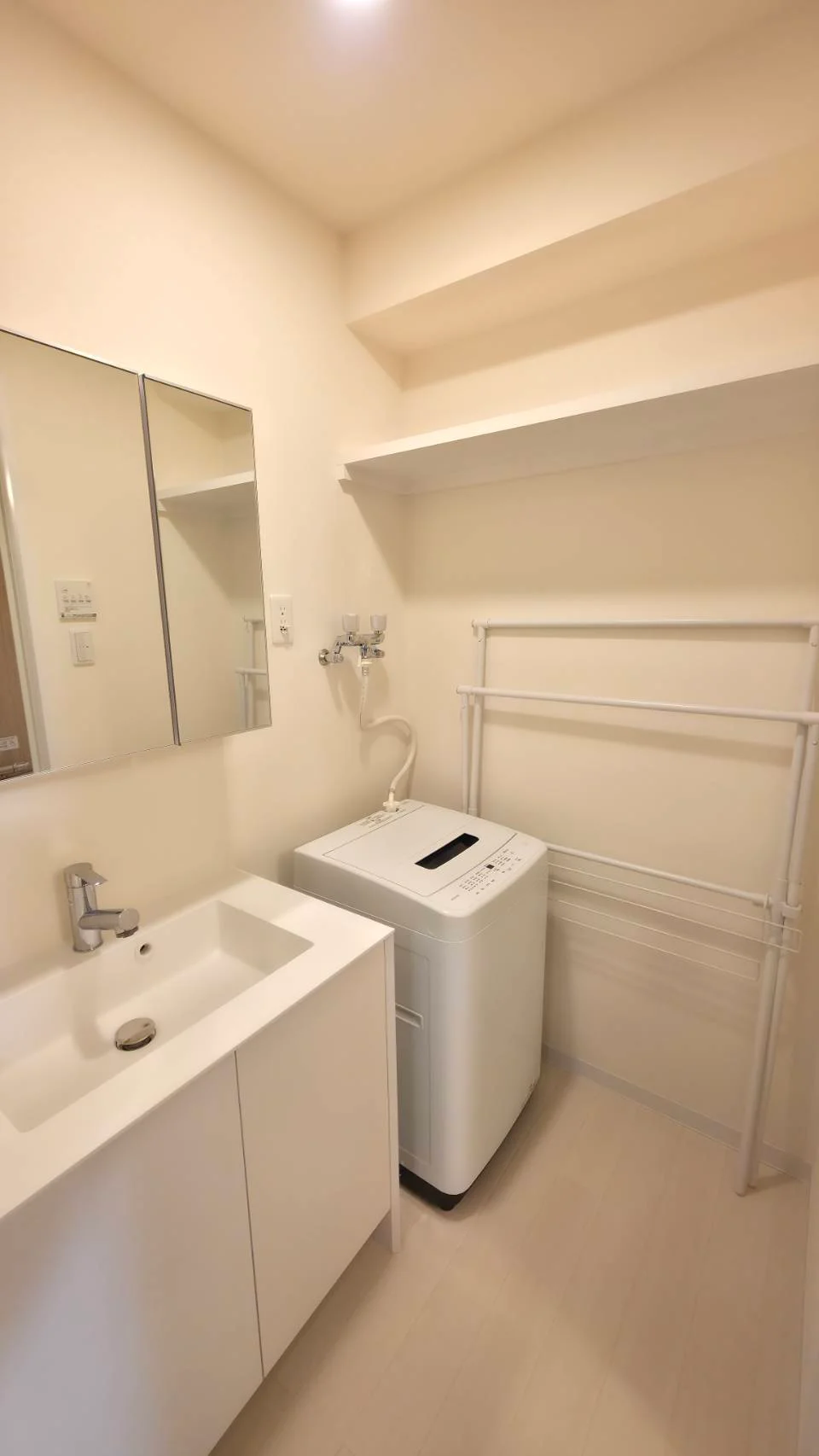 綺麗でシンプルな洗面化粧台を導入しました。