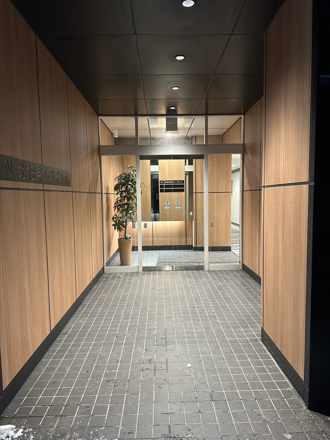 リニューアルしたてのエントランスはまるで新築のオフィスビルのような外観です✨