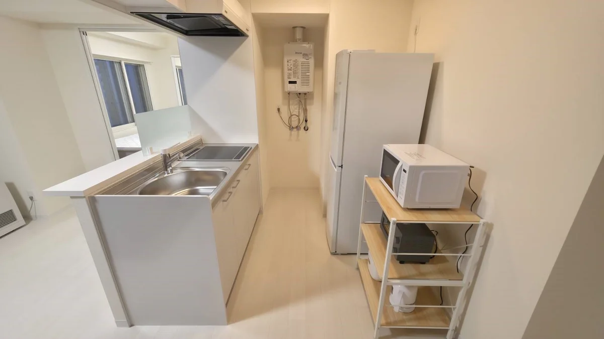 キッチンには一通りの調理家電が揃っています。コンロの熱源は安心のIHです。