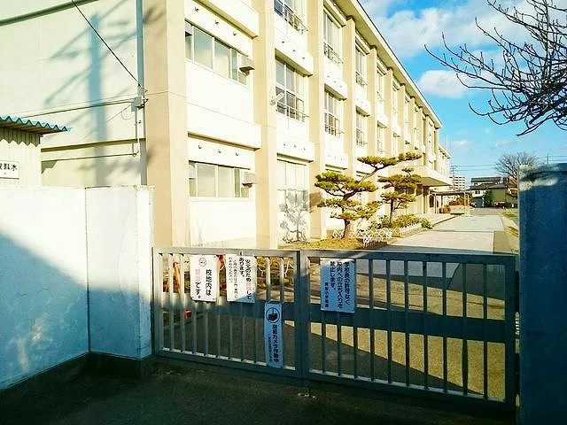 一宮市立　貴船小学校まで1500m