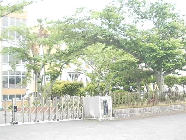 三雲小学校まで1400m