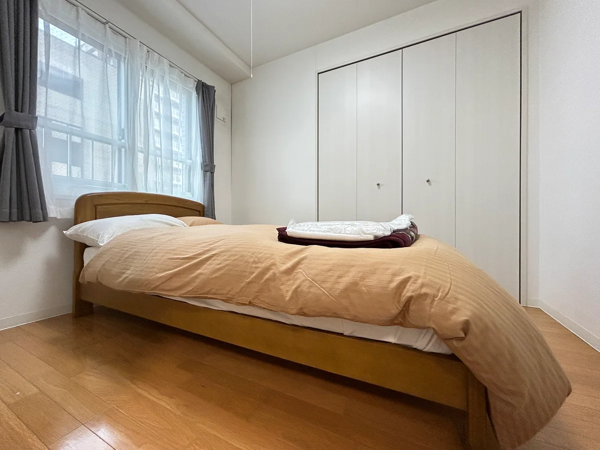 シングルベッド（寝具はレンタルオプションです）