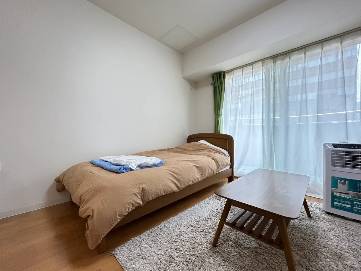 シングルベッド（寝具はレンタルオプションです）、ローテーブル
