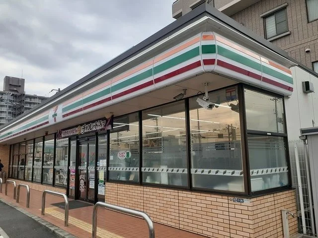 セブンイレブン泉佐野羽倉崎駅前まで540m