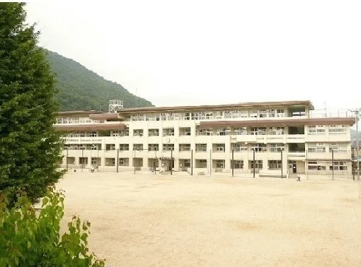 八木小学校まで850m