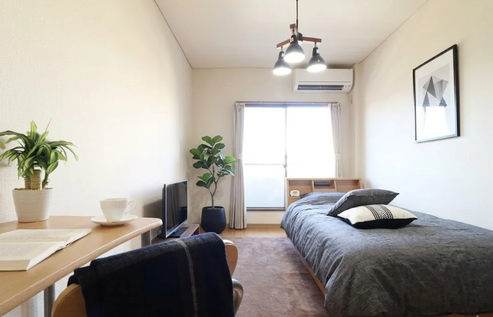 マンスリーでは珍しい喫煙ルーム・愛煙家のためのお部屋です！！家具家電付きで入居されたその日から自宅のようにくつろいでいただける空間となっております。※植木と額とクッションなどは写真用です。