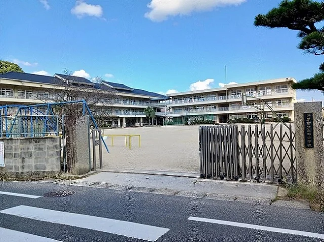 出部小学校まで1300m