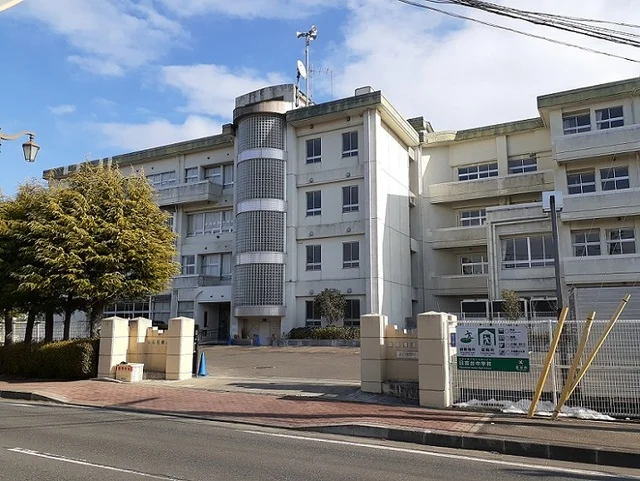 富谷市立日吉台中学校まで240m