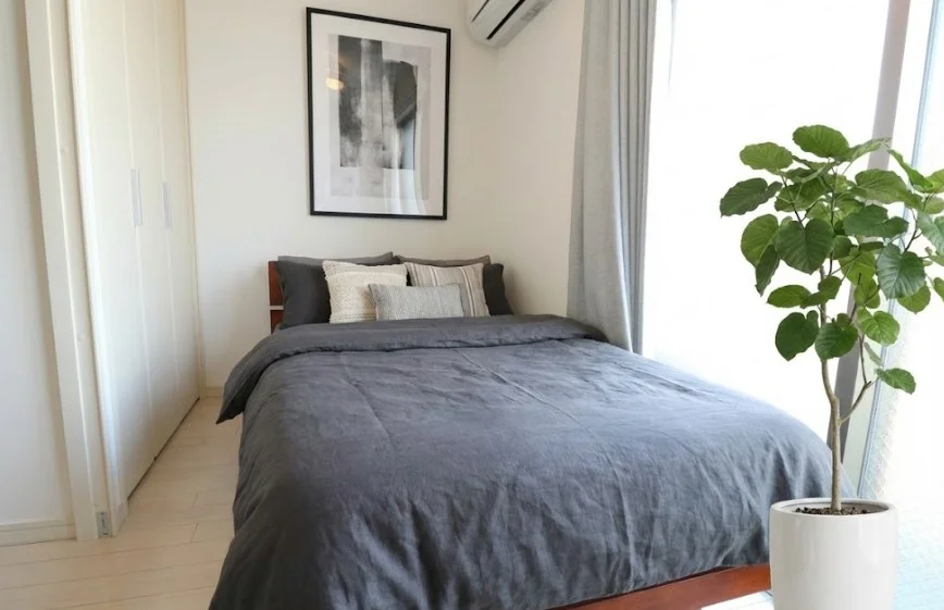 寝室別でゆっくりお休み頂けます！ハイグレード物件ならではのエアコン付き♪※植木と額とクッションなどの装飾は写真用です。