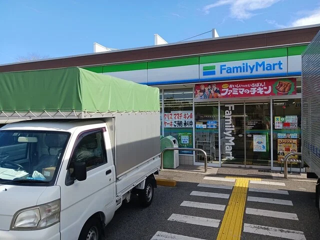 ファミリーマートまで1075m
