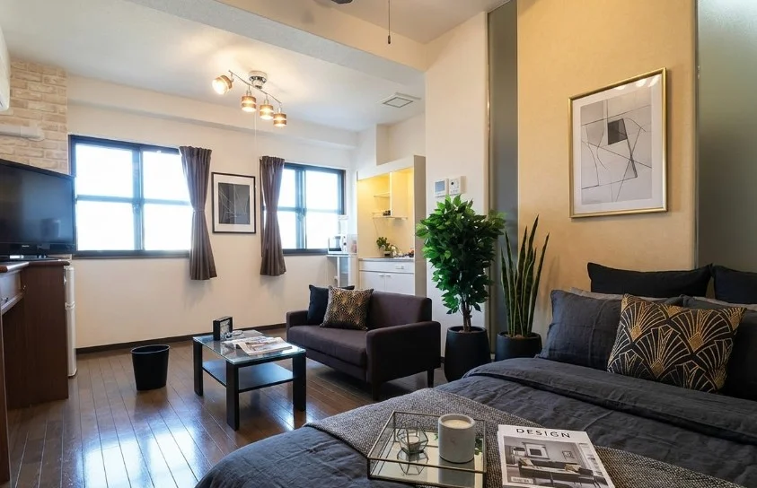 清潔感のある物件となっております♪自宅で暮らすようなゆったりとした空間が魅力的♪出張の方はもちろん、学生さんや観光でいらっしゃる方にもKマンスリーのお部屋は家具・家電・備品の充実度が高いため大変ご好評いただいております※植木と額とクッションなどの装飾は写真用です。