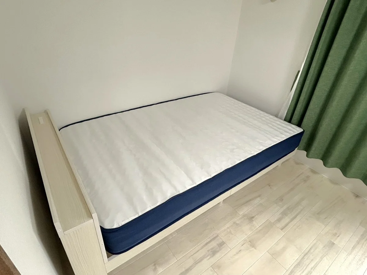 ベットの上には、ニトリ N-sleepのマットレスを敷いております。