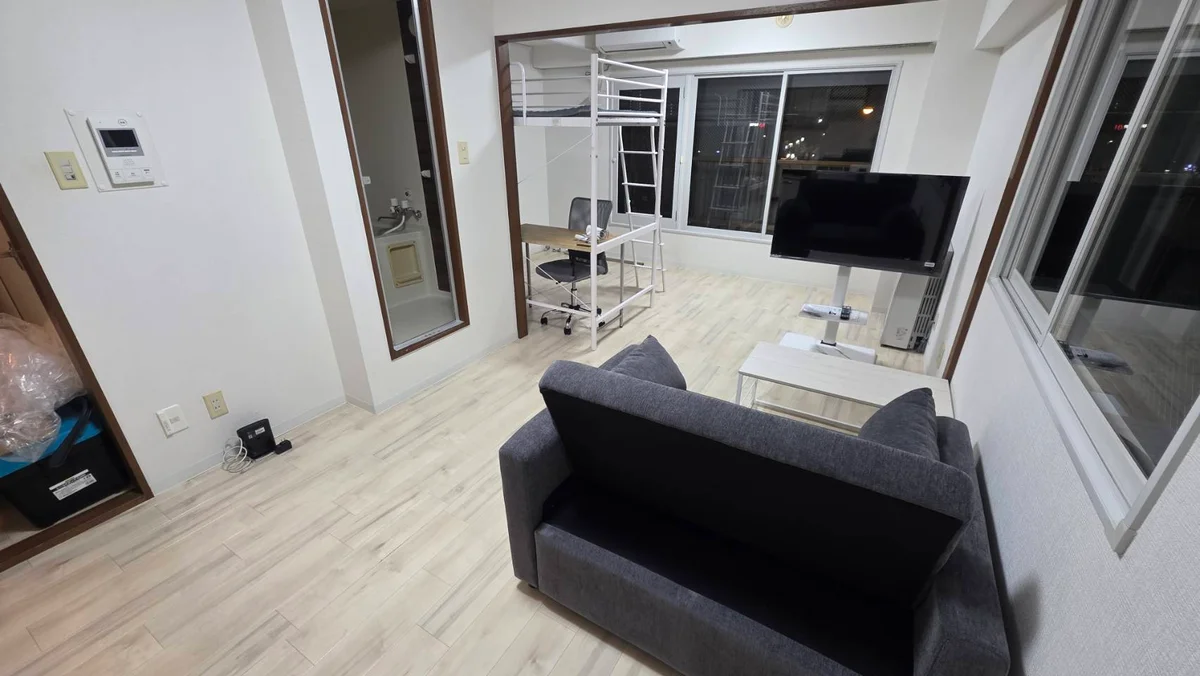 窓が多い部屋で、バルコニーもあります