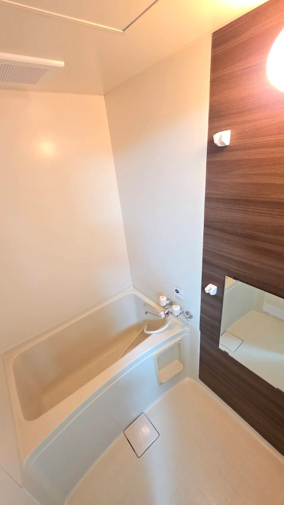 お風呂場は癒しの木目調ワンポイントを取り入れました。