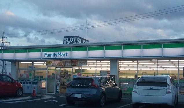 ファミリーマート成川店まで650m