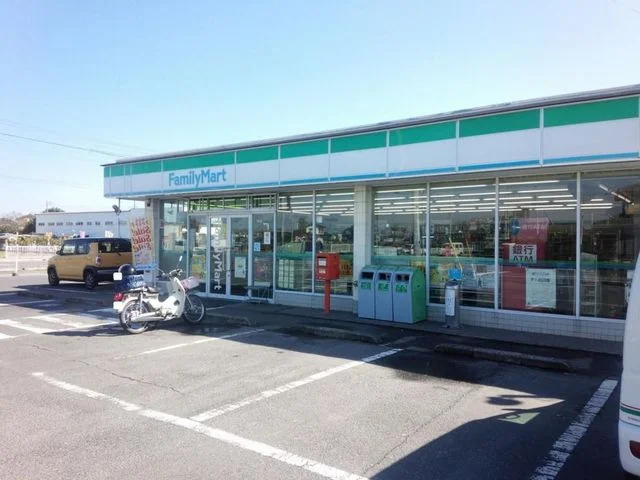 ファミリーマート　吉沢町店まで1600m