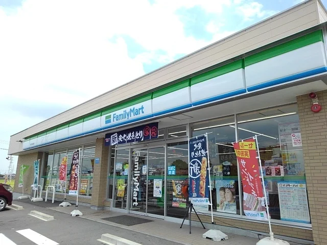 ファミリーマート楠本郷店まで700m