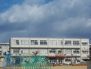 津田小学校まで300m