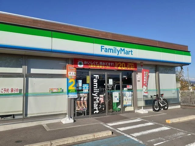 ファミリーマート和歌山里店様まで1200m
