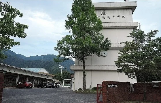 亀崎中学校まで1800m