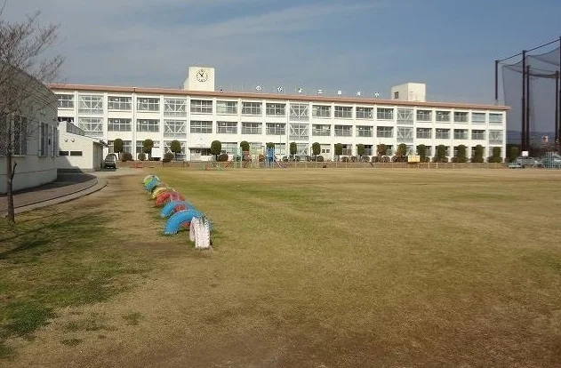 三田川小学校まで1200m