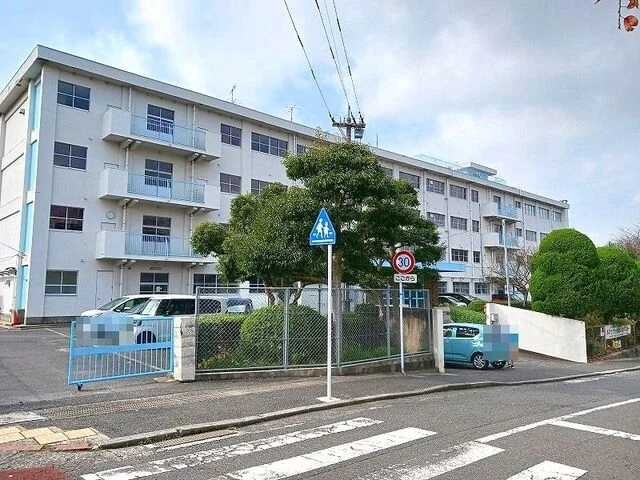 北九州市立　萩ケ丘小学校まで850m