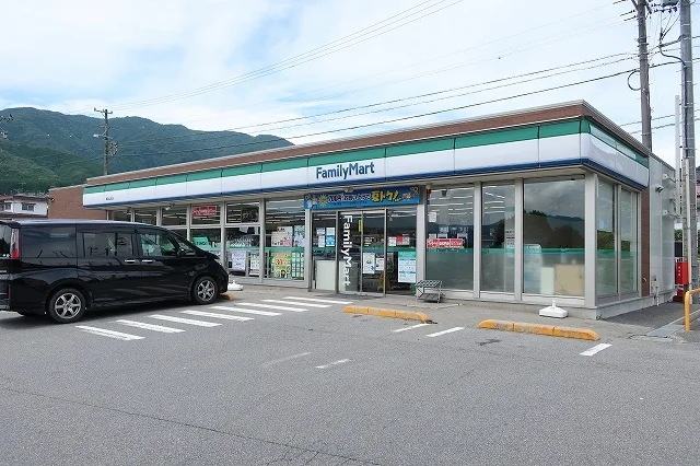 ファミリーマートまで600m