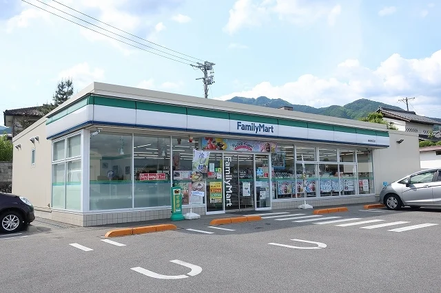 ファミリーマートまで300m