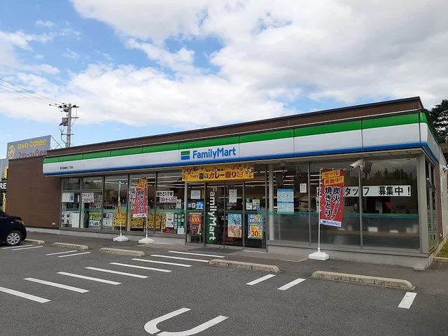 ファミリーマート長嶺三丁目店まで300m