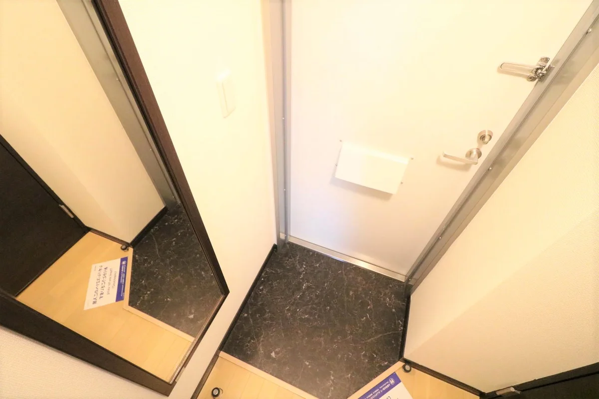 女性には嬉しい大型シューズボックス・外出前に姿見でチェック