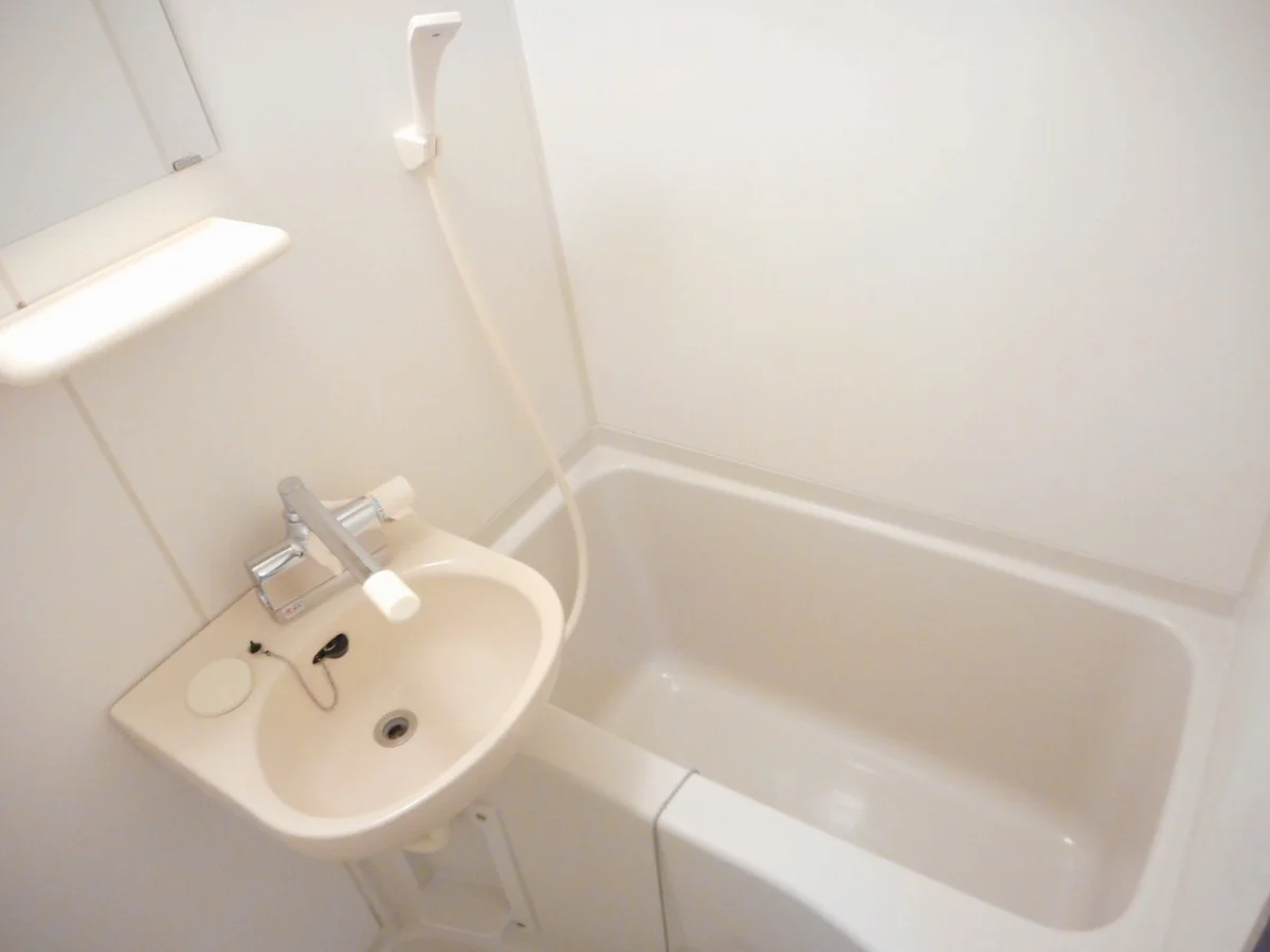 洗面台とユニット式のお風呂です