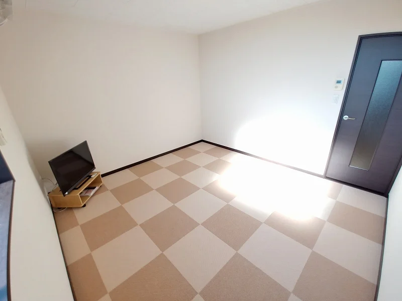 居室：1階フローリング、2階カーペット