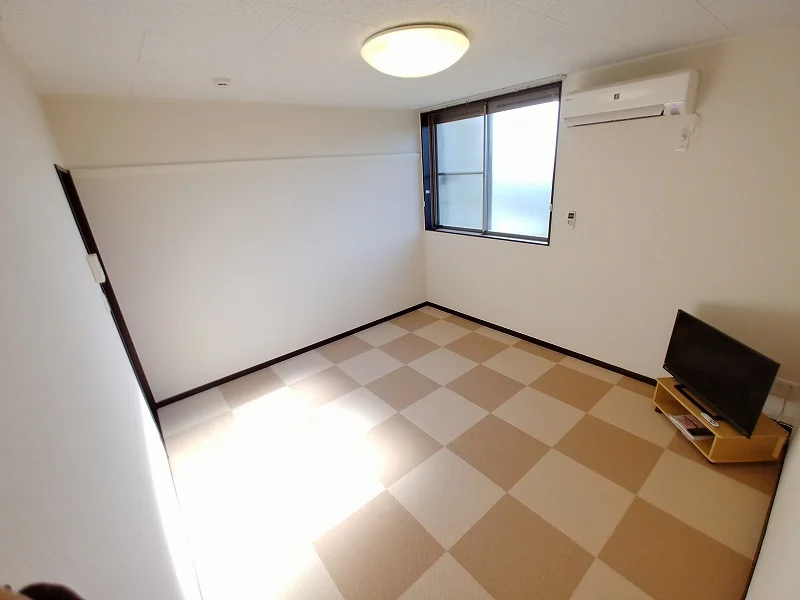 居室：1階フローリング、2階カーペット