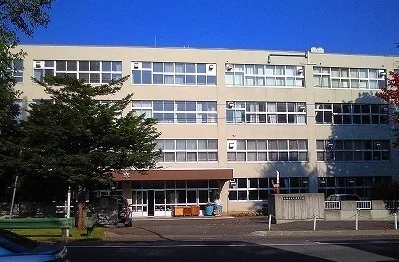 月寒中学校まで900m