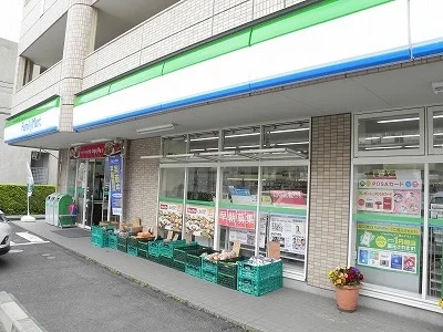 ファミリーマートまで180m