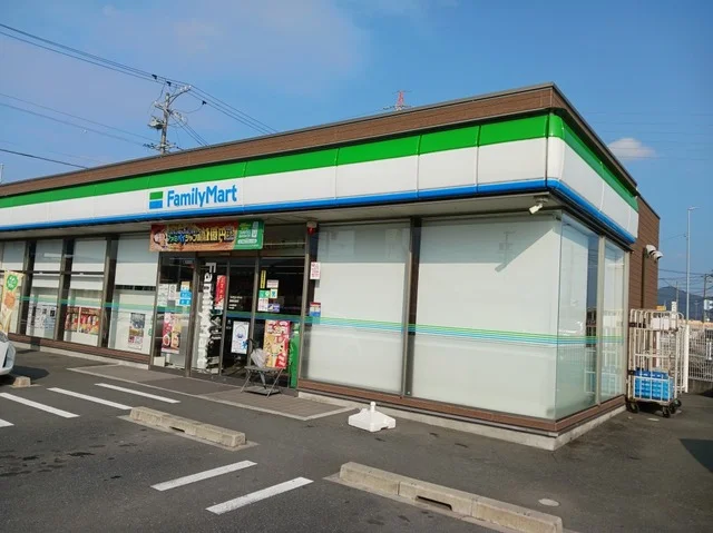 ファミリーマートまで700m
