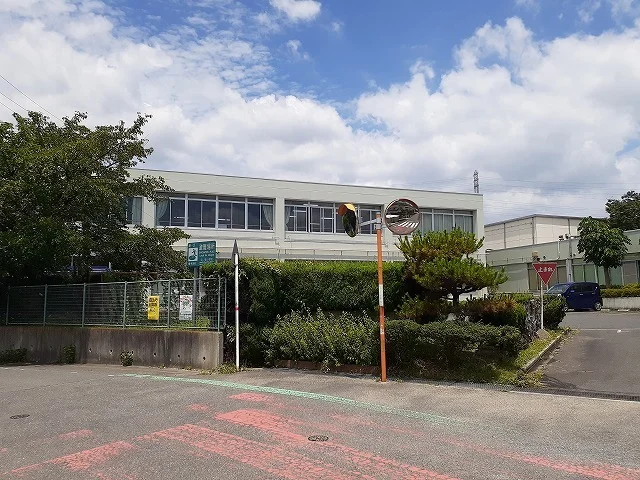 東浦町立卯ノ里小学校まで590m