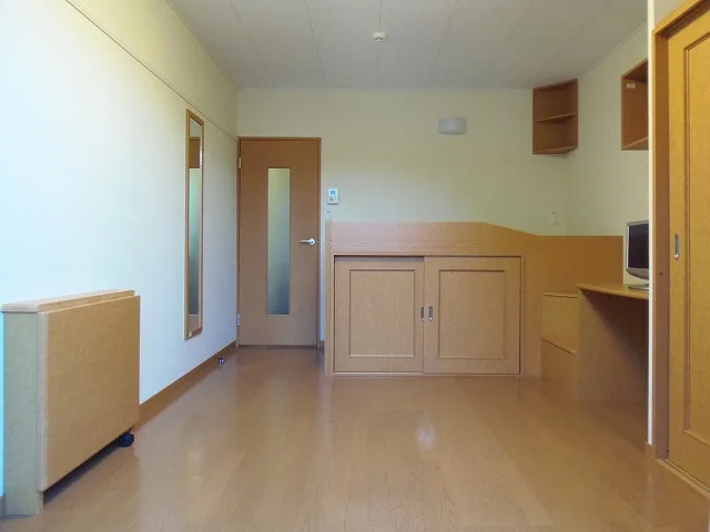 備え付けのテーブルは折りたたみ収納可能です