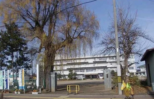 塩川小学校まで2400m