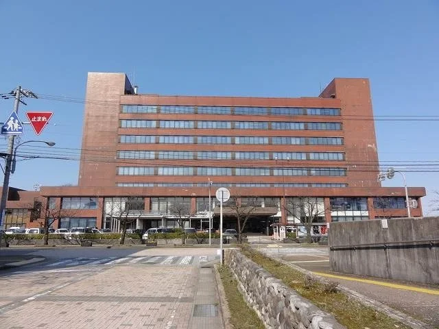 高岡市役所まで1400m