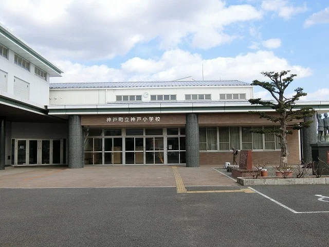 神戸小学校まで100m