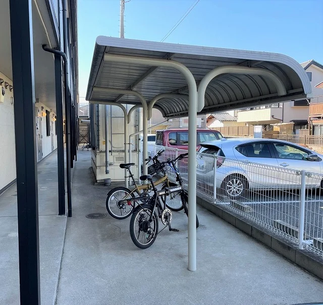 屋根付き駐輪場完備