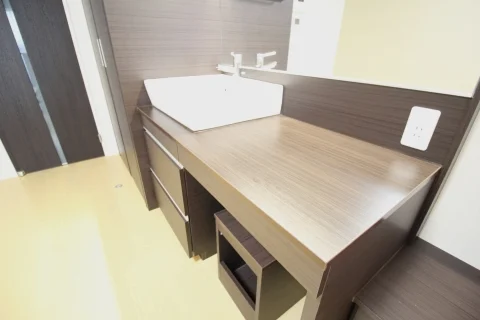 化粧台としても使用しやすい大型鏡。