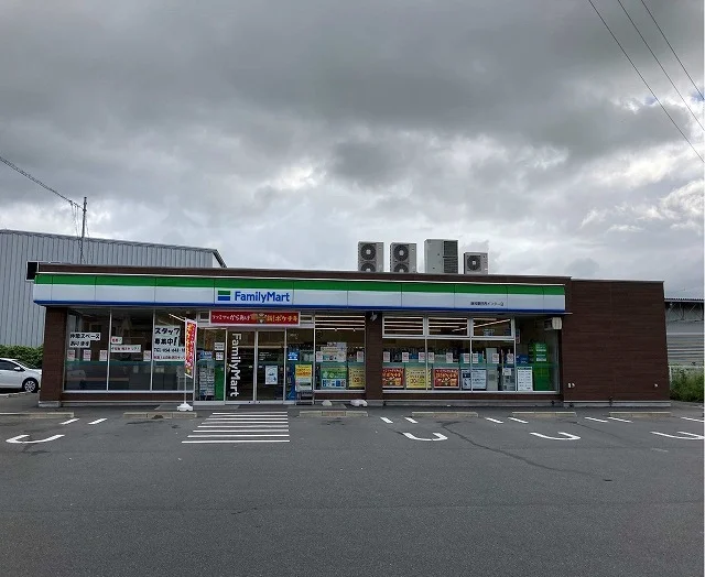 ファミリーマート　西インター店まで550m