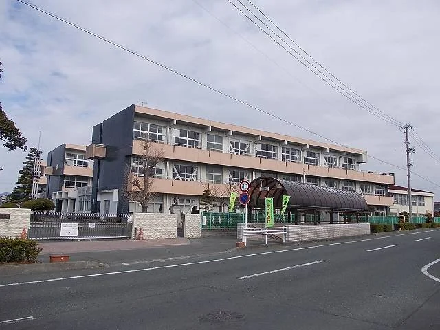 袋井北小学校まで1000m